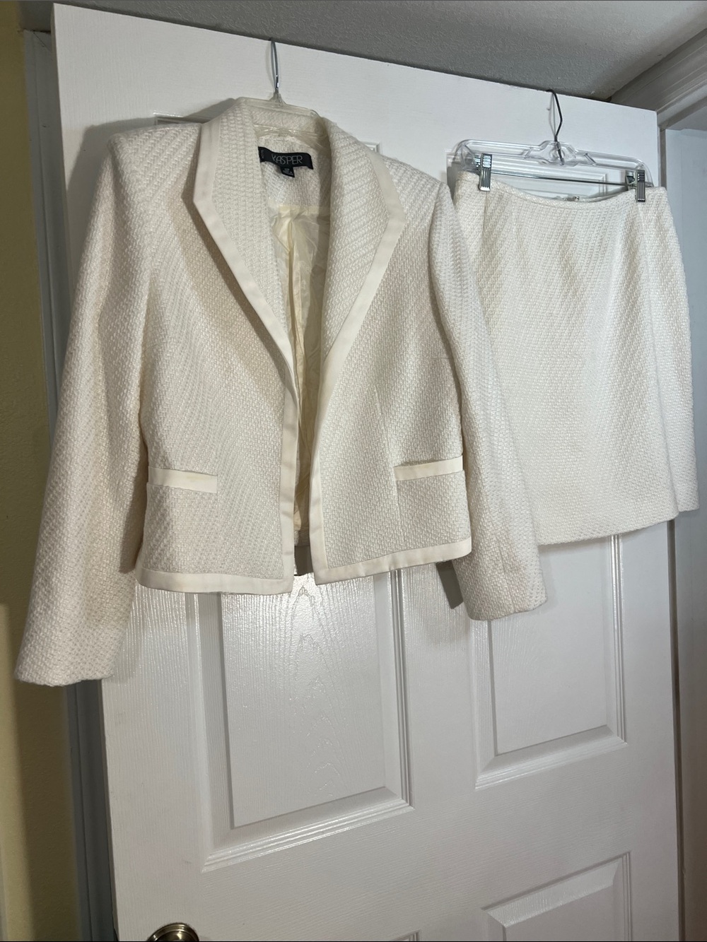 Kasper Women's Cream Textured Tweed Jacket and Skirt Set